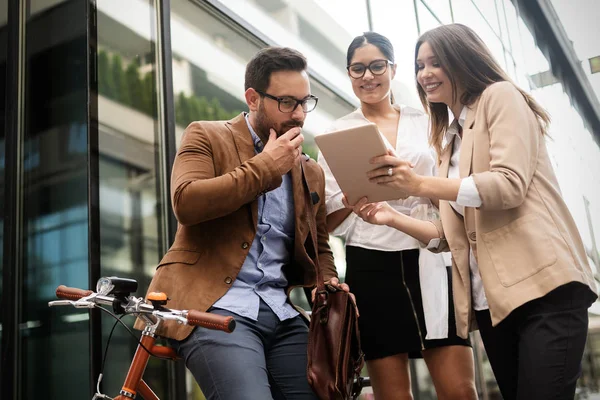 Gelukkige Zakenmensen Discussiëren Glimlachen Tijdens Het Wandelen Samen Buiten — Stockfoto