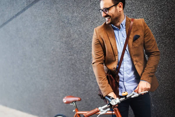 Ευτυχισμένος Επιχειρηματικός Άνθρωπος Ποδήλατο Για Εργαστούν Αστικό Δρόμο Στην Πόλη — Φωτογραφία Αρχείου