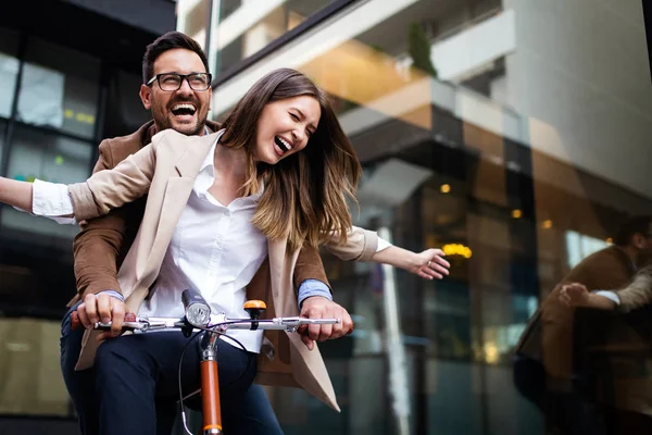 Young Couple Having Fun City Happy Young Couple Going Bike — Stock Photo, Image