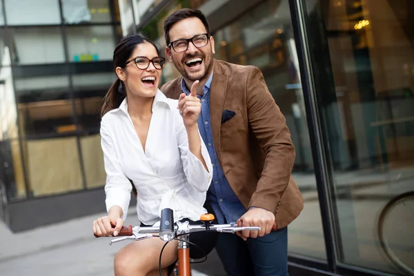 Glückliches Lustiges Junges Paar Das Fahrrad Fährt Liebe Beziehung Romantik — Stockfoto