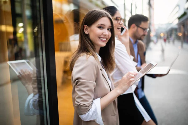 İş insanları ekibi dijital cihaz teknolojisi bağlantı kavramı