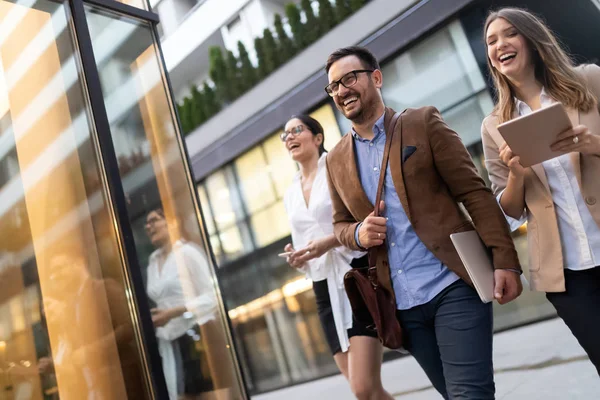 İş insanları ekibi dijital cihaz teknolojisi bağlantı kavramı