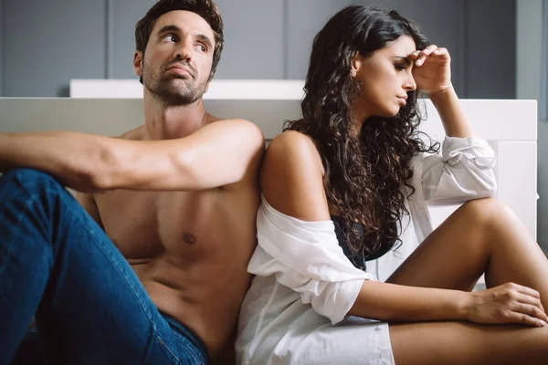 Pareja Joven Que Tiene Problemas Para Unirse Rejuvenecer Deseo Sexual — Foto de Stock