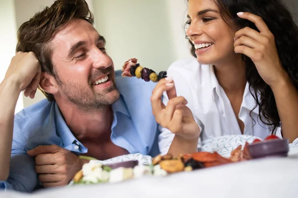 Giovane Coppia Sposata Che Colazione Nel Loro Letto — Foto Stock