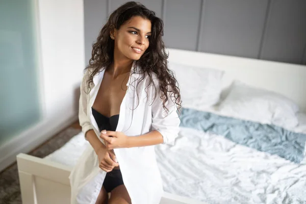 Yatak Odasında Çamaşırı Içinde Duran Güzel Genç Kadın Portresi — Stok fotoğraf