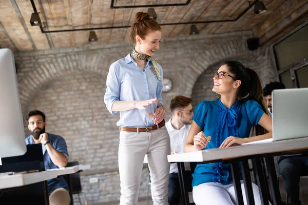 Groupe Heureux Réussi Étudiants Apprenant Génie Logiciel Les Affaires Pendant — Photo