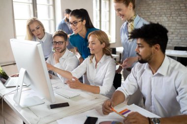 Genç girişimci ofiste yeni bir girişim projesiyle çalışıyor. Takım çalışması süreci.