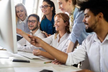 Modern ofiste başarılı bir iş grubu.