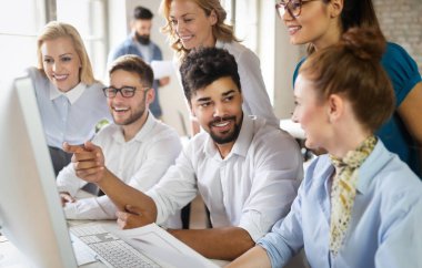 Bir grup genç iş adamı ve tasarımcı. Yeni proje üzerinde çalışıyorlar. Başlangıç konsepti..