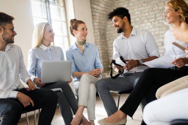 İş, teknoloji ve insan kavramı - ofiste kullanıcı arayüzü üzerinde çalışan yaratıcı ekip veya tasarımcılar