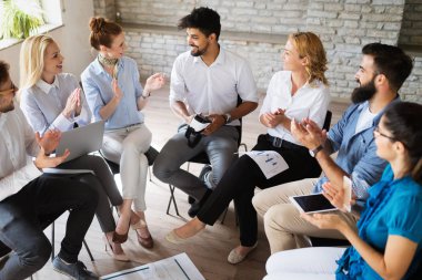 Ofisteki iş projesinde çalışan yaratıcı genç iş adamları