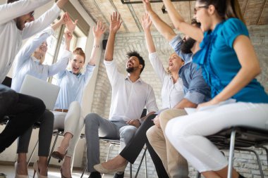 Sunum sırasında yazılım mühendisliği ve iş öğrenen başarılı mutlu öğrenci grubu