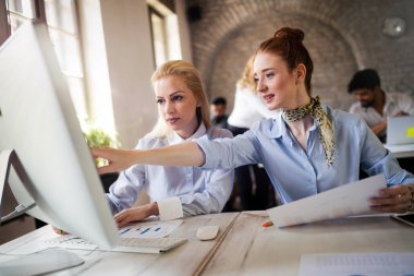 Bir grup genç iş adamı ve tasarımcı. Yeni proje üzerinde çalışıyorlar. Başlangıç konsepti..