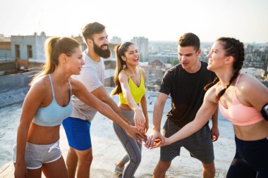 Bir grup zinde insan çatıda antrenman yapıyor.