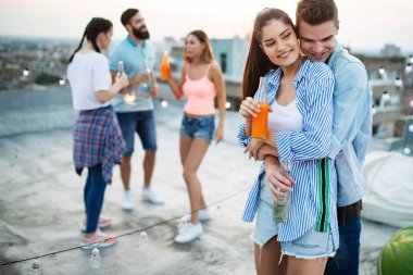 Grup arasında mutlu genç arkadaşlar sahip olan parti ve eğlence