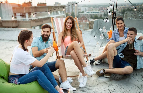 Счастливые Друзья Веселятся Крыше Веселье Лето Городской Образ Жизни Концепция — стоковое фото