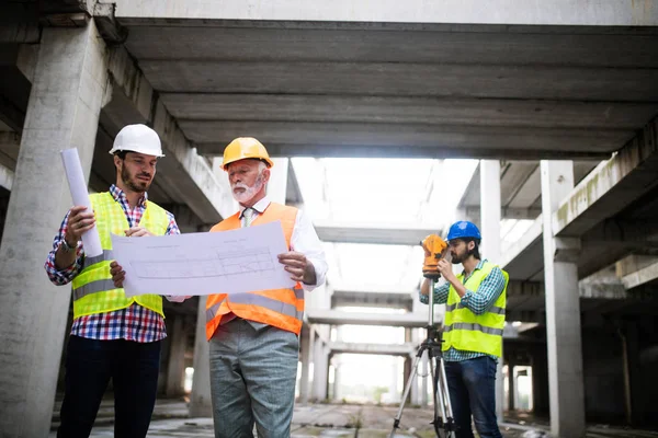 Építőmérnök Építész Munkavezetővel Ellenőrzi Építkezést — Stock Fotó