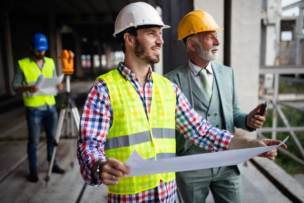 Gruppe Bygningsingeniører Der Arbejder Byggepladsen Byggepladsen - Stock-foto