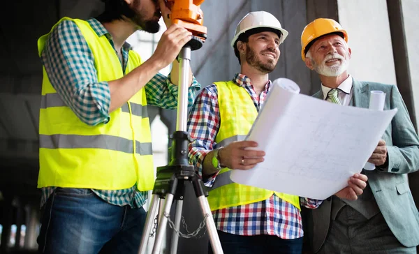 Arquiteto Engenheiro Construção Com Capataz Verificando Canteiro Obras — Fotografia de Stock