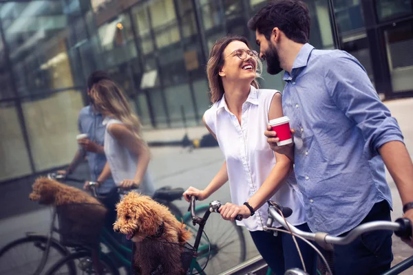 Jeune Couple Balade Vélo Par Une Journée Ensoleillée Ville Avec — Photo