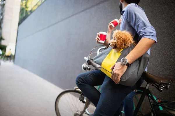 Köpek açık havada onun bisiklet otururken Genç sakallı adam kahve içme