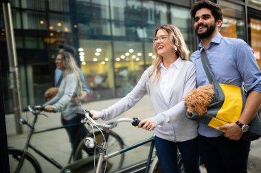 Güzel genç çift yürüyüş köpekler ve bisiklet açık havada içinde şehir