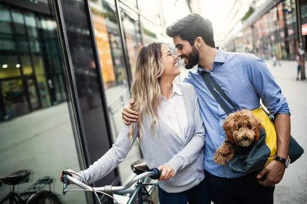 Glückliches Junges Paar Beim Dating Sonnigen Tagen Der Stadt — Stockfoto