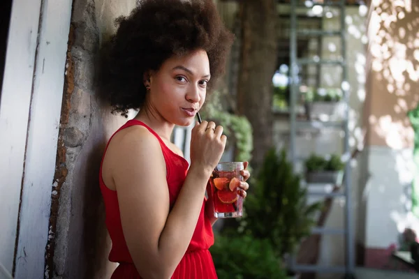 Bebidas Saludables Dieta Desintoxicación Concepto Personas Primer Plano Mujer Afro — Foto de Stock