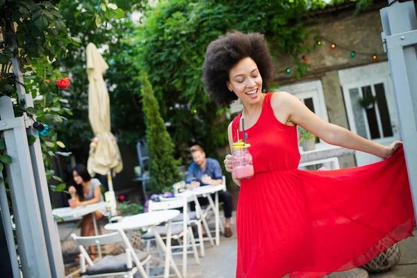 Siyahi Kadın Portresi Afro Saç Stili Elbise Giyen Bir Model — Stok fotoğraf