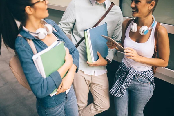 Fröhliche Gruppe Von Freunden Die Gemeinsam Auf Dem Campus Der — Stockfoto