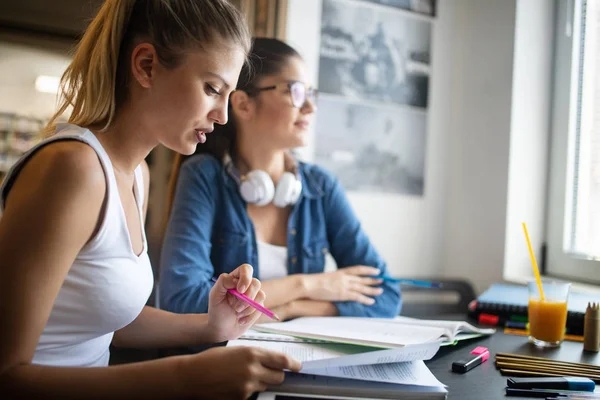 Feliz Grupo Estudiantes Estudiando Hablando Juntos Universidad — Foto de Stock