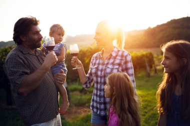 Winemaker ailede mutlu birlikte bağ hasat önce