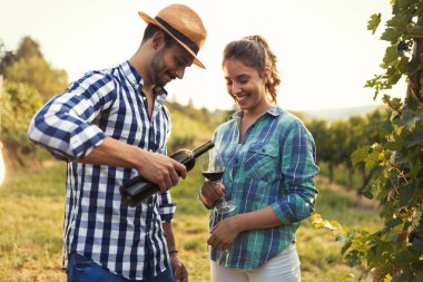 Aşık çift şarapçı bağda çalışıyor