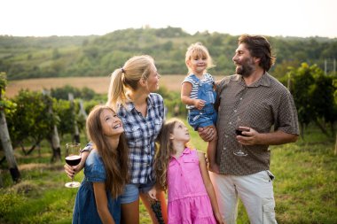 Winemaker ailede mutlu birlikte bağ hasat önce