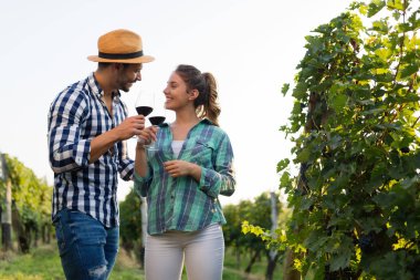 Winemaker mahzeninde çalışma ve şarapları tatma aşık Çift