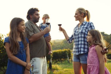 Winemaker ailede mutlu birlikte bağ hasat önce