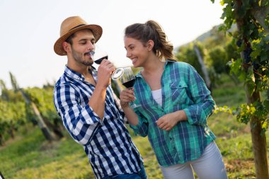 Aşık çift şarapçı bağda çalışıyor