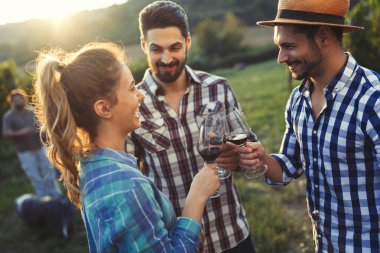 Winegrowers bağ örnekleme ve tatma şaraplar insanlar