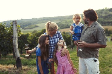 Winemaker ailede mutlu birlikte bağ hasat önce