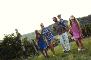 Winemaker ailede mutlu birlikte bağ hasat önce