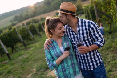 Aşık çift şarapçı bağda çalışıyor