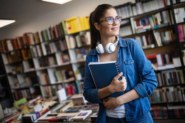 College Studentin Der Bibliothek Sieht Glücklich Aus Bildungskonzepte — Stockfoto