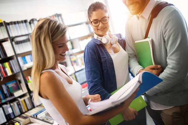 Grupa Szczęśliwych Młodych Ludzi Studiuje Razem Uniwersytecie — Zdjęcie stockowe