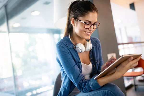 Schöne Glückliche Studentin Hält Tablette Während Sie Lächelt — Stockfoto