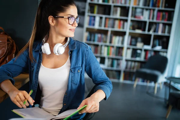 Schöne Glückliche Junge Studentin Die Der Bibliothek Studiert — Stockfoto