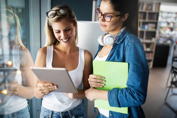 Gymnasiasten Oder Studenten Die Gemeinsam Lernen Und Lesen Bildungskonzepte — Stockfoto