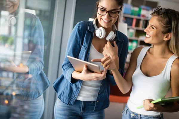 Grupp Glada Ungdomar Studerar Tillsammans Universitets — Stockfoto