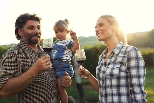 Şarap üretici aile