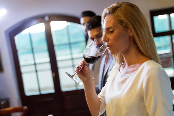 Vacker Blond Kvinna Dricker Glas Rött Vin Inomhus — Stockfoto