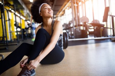 Spor salonundaki çekici, fit siyahi kadın imajını kapat.